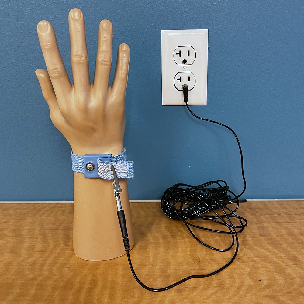 CC3920 ESD Grounding Cable with Alligator Clip Banana Plug and USA Outlet Plug, with Alligator Clip, 20ft Long - Image 2